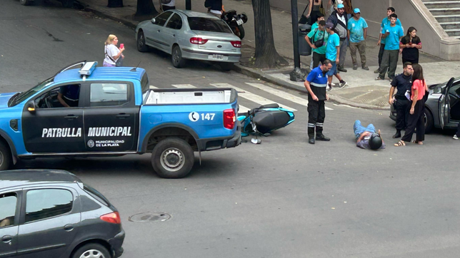 susto en pleno centro de la plata tras un choque en el que un motociclista resulto herido
