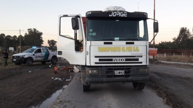 accidente fatal en la plata: un ciclista de 50 anos murio tras ser chocado por un camion
