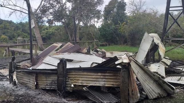 robaron y prendieron fuego las instalaciones del club el rincon del kay