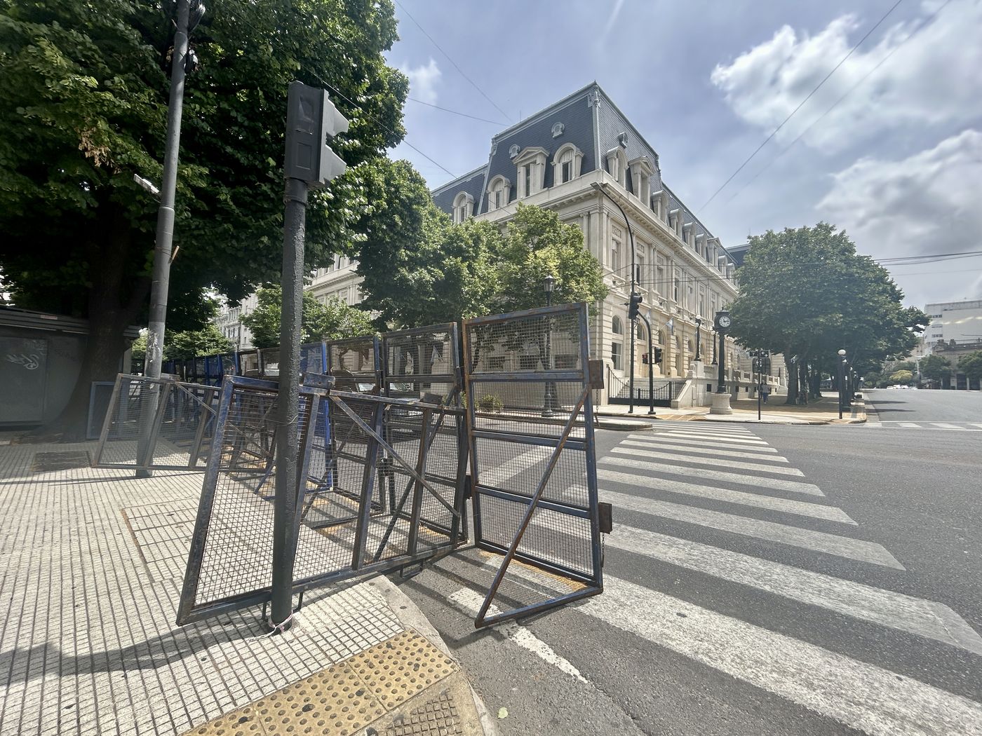 Las vallas empiezan a copar la céntrica esquina de 7 y 50, donde se espera el epicentro de los festejos Las vallas empiezan a copar la céntrica esquina de 7 y 50, donde se espera el epicentro de los festejos