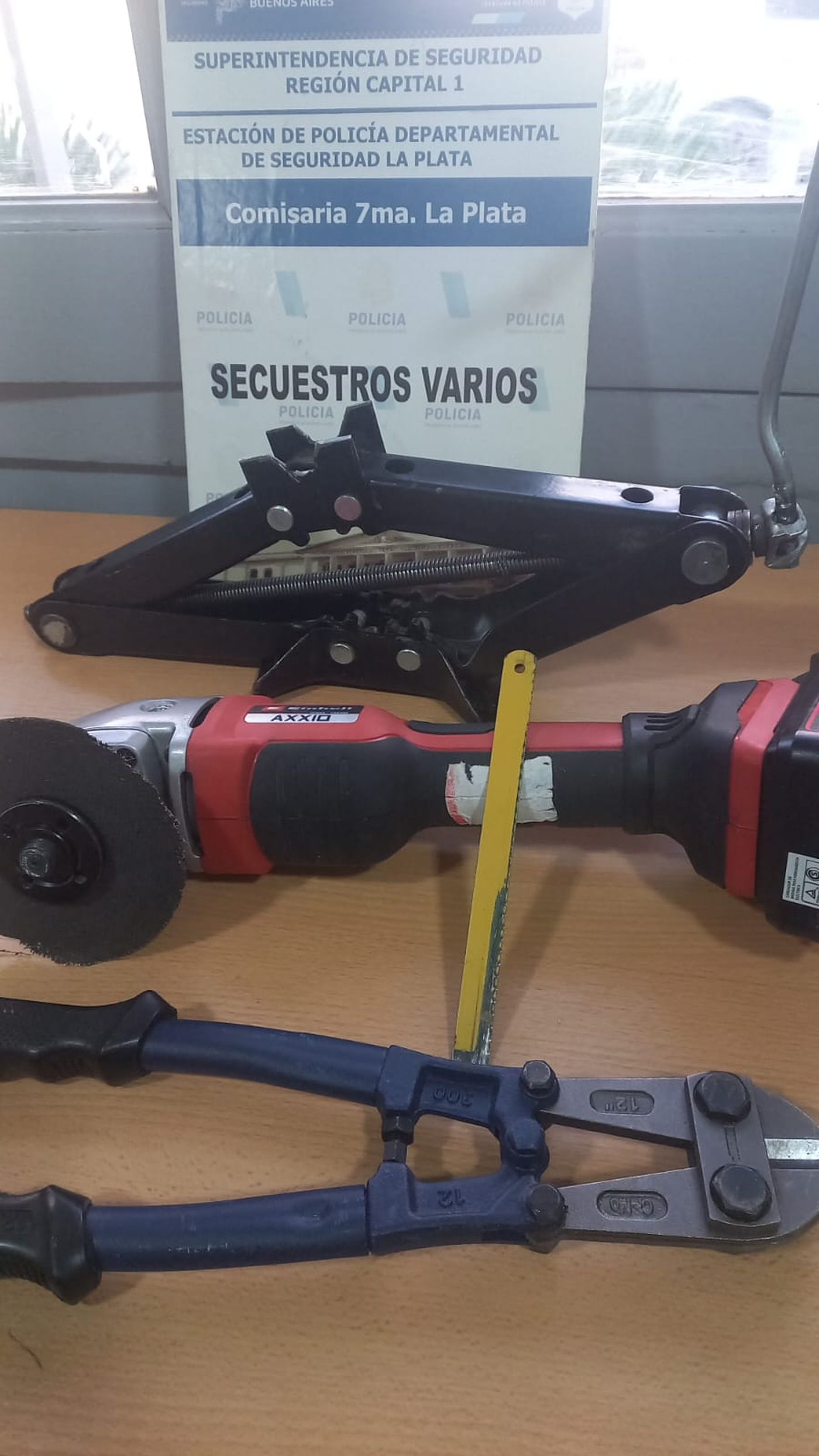 Las herramientas que us&oacute; el joven detenido para escapar del Instituto Almafuerte quedaron en el lugar.