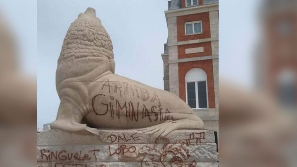 Indignación en Mar del Plata por pintadas de Gimnasia en el tradicional lobo marino