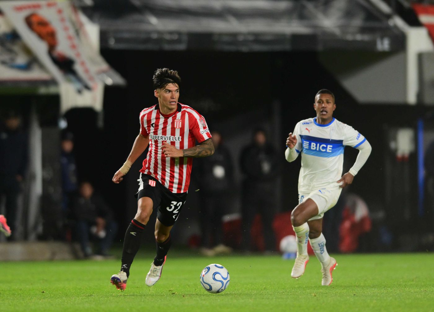 Joaquín Correa en acción para Estudiantes ante Universidad Católica.
