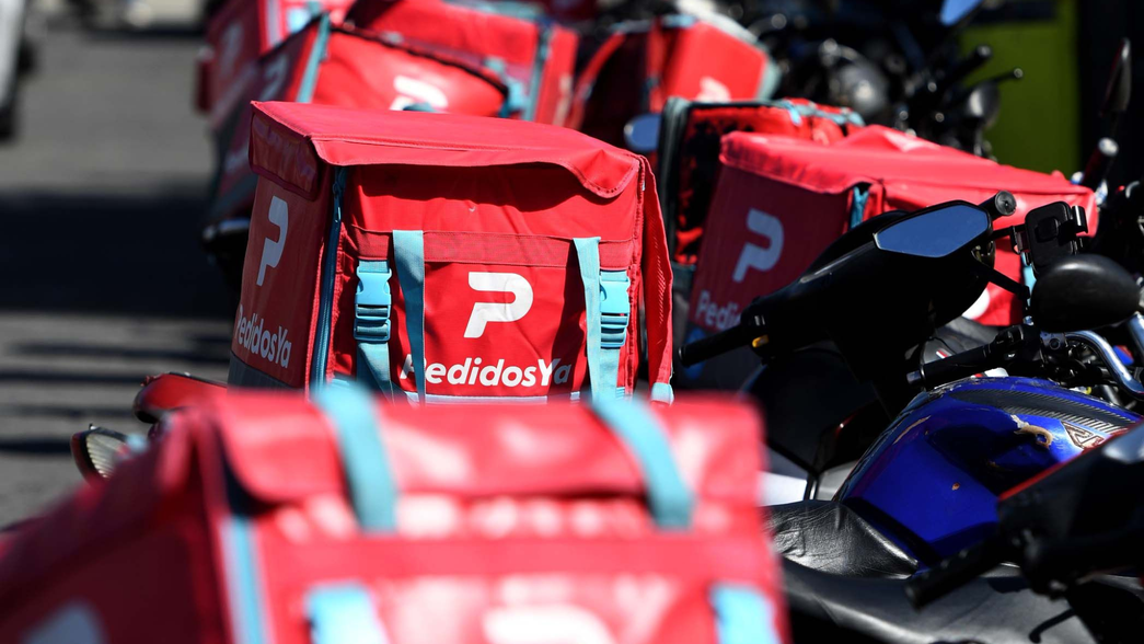 Buscan regular las apps de delivery en La Plata con un registro de cadetes y controles municipales