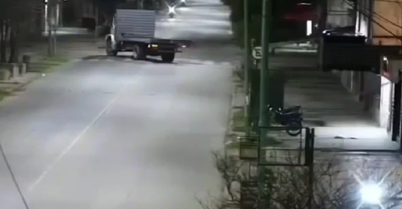 El camión giró a la izquierda en Montevideo y 29, Berisso.