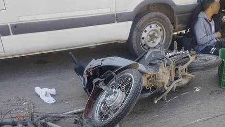 Un ciclista de 80 años murió en Los Hornos tras ser embestido por una moto