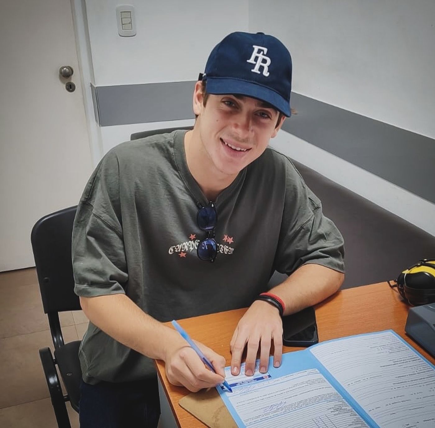 Franco Colapinto Autódromo Galvez firma.jpg