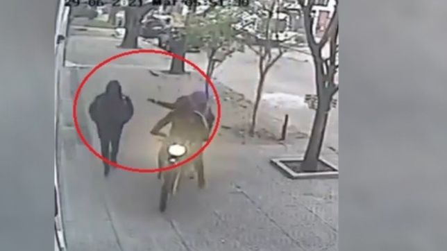 video: motochorros atacaron a un hombre en segundos y a plena luz del dia en la plata