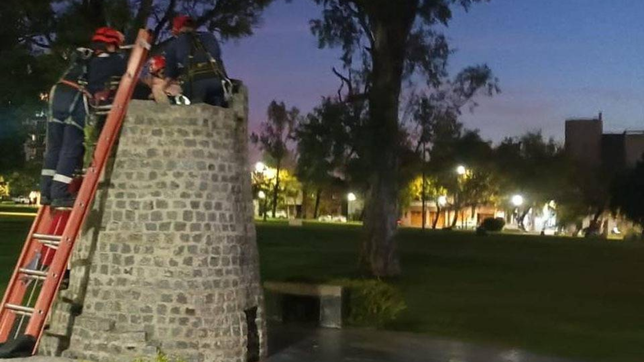 bomberos rescataron a un nene atrapado en el monumento del parque alberti