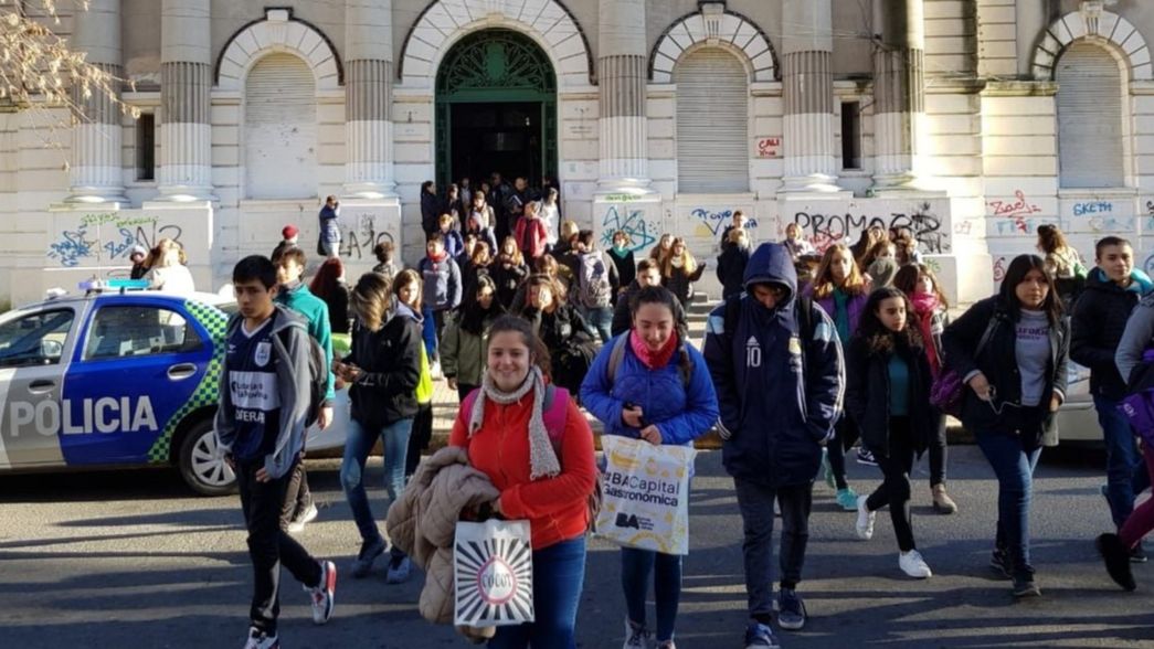 A un mes de terminar las clases, las amenazas de bomba se siguen burlando del Estado