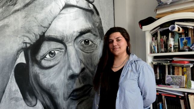 como si fuese una foto pero en un pizarron: la joven de la plata que hace retratos en tiza