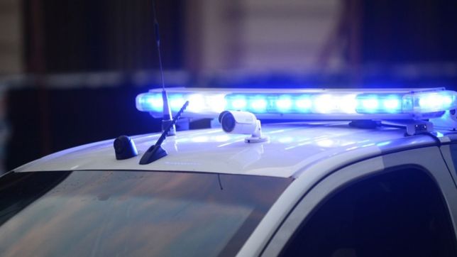 la plata: denuncia que la policia lo paro por un control y que sacaron $1500 de la billetera