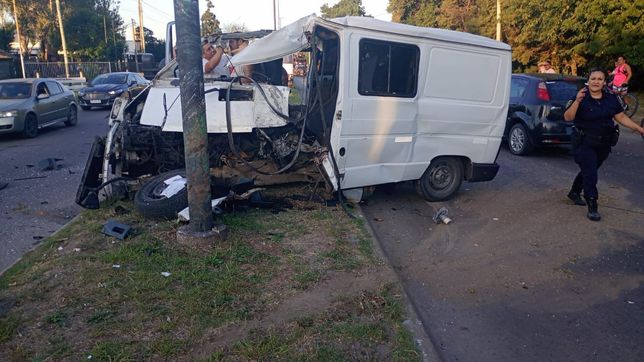 un hombre perdio el control de su camioneta y choco contra un poste de luz