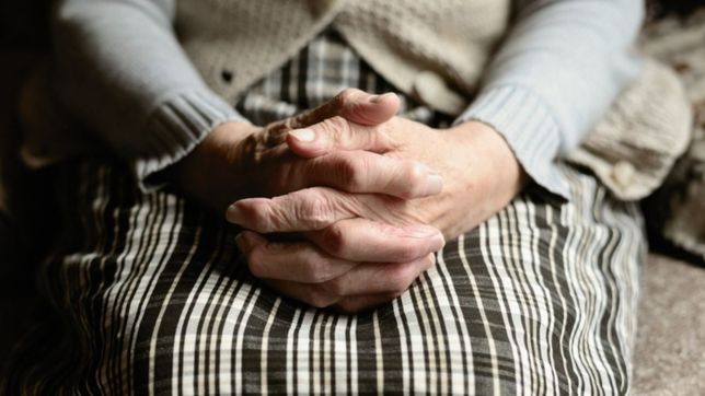 brutal robo a una abuela en la plata: la torturaron y la quemaron con una plancha