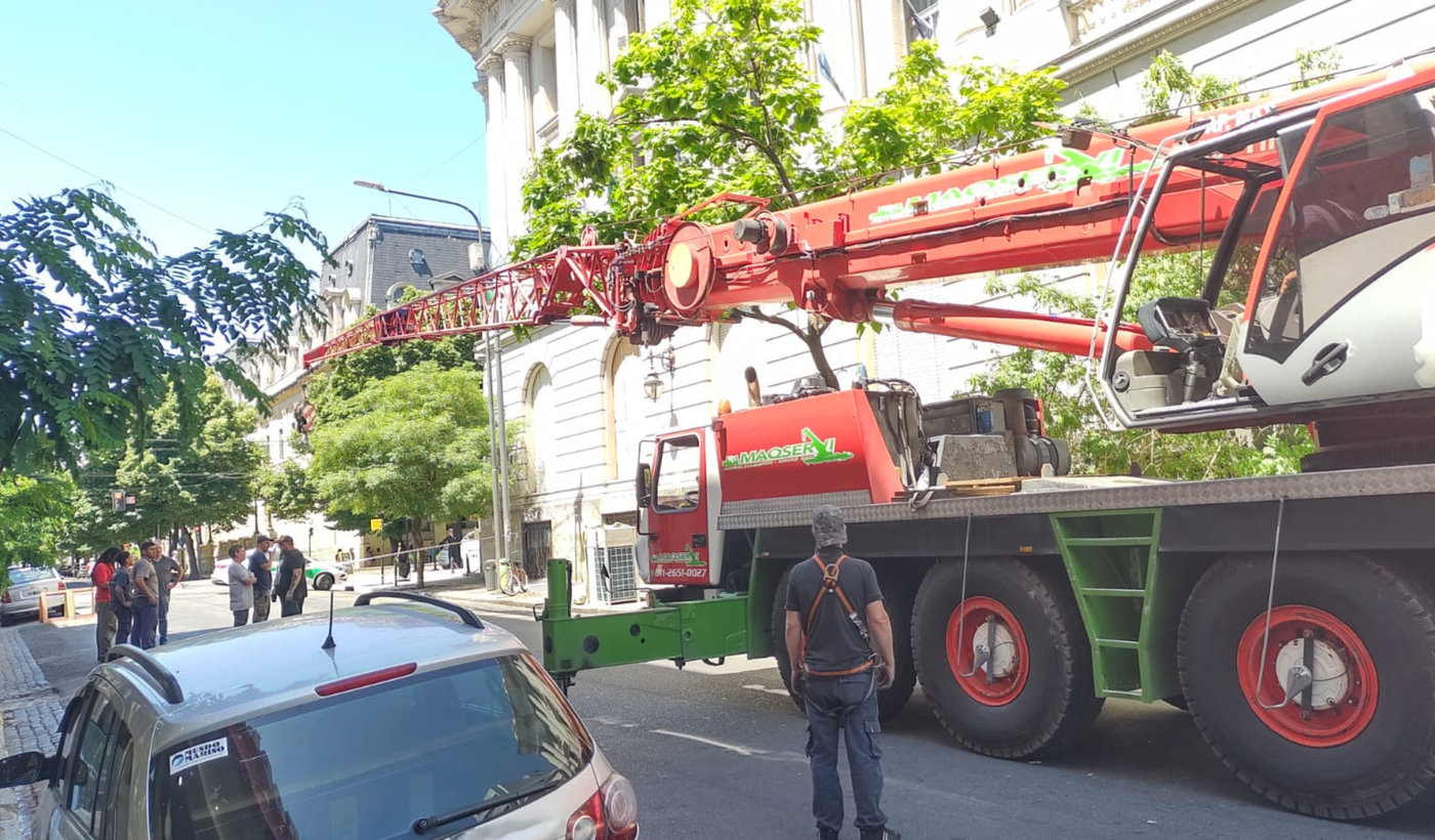 Operativo para montar el aire acondicionado en el Senado bonaerense.png