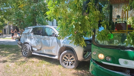 Chocaron una camioneta y un micro en Punta Lara y hay cuatro heridos Chocaron una camioneta y un micro en Punta Lara y hay cuatro heridos