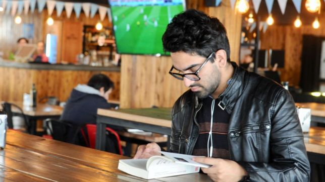 en bares, librerias y hasta con un campamento, llega a la plata la semana del libro
