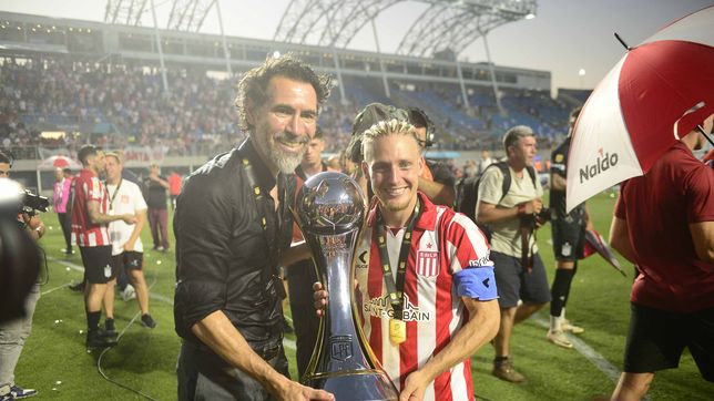 dominguez dejo un mensaje en los festejos de estudiantes que anticipa su continuidad en 2026