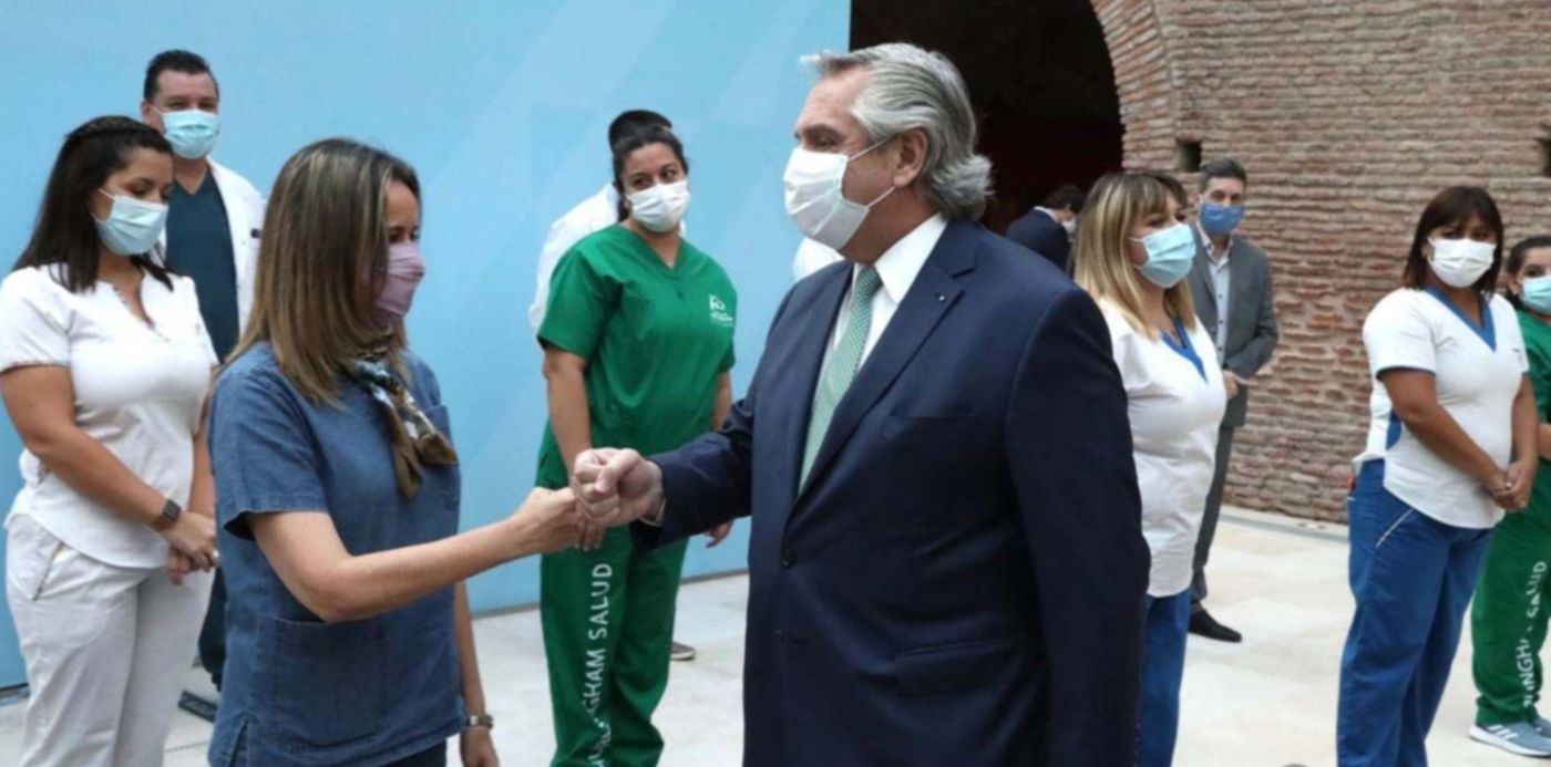 Alberto Fernández con personal de salud
