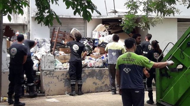 tras el reclamo de los vecinos limpiaron la casa del hombre que acumulaba basura