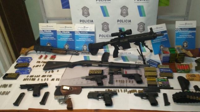 armas de oriente: cayeron cuatro ciudadanos chinos con un poderoso arsenal en la plata