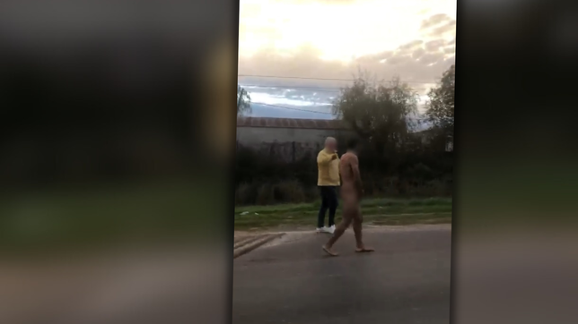vecinos redujeron a un ladron, lo pasearon desnudo por la ruta y lo escracharon en redes