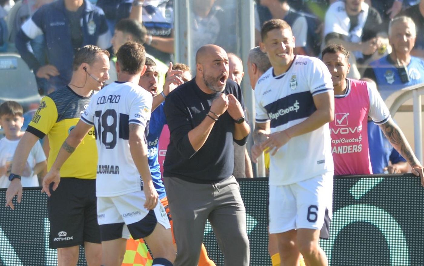 Marcelo Méndez, técnico de Gimnasia, protestando la amarilla sobre Martín Fernández.