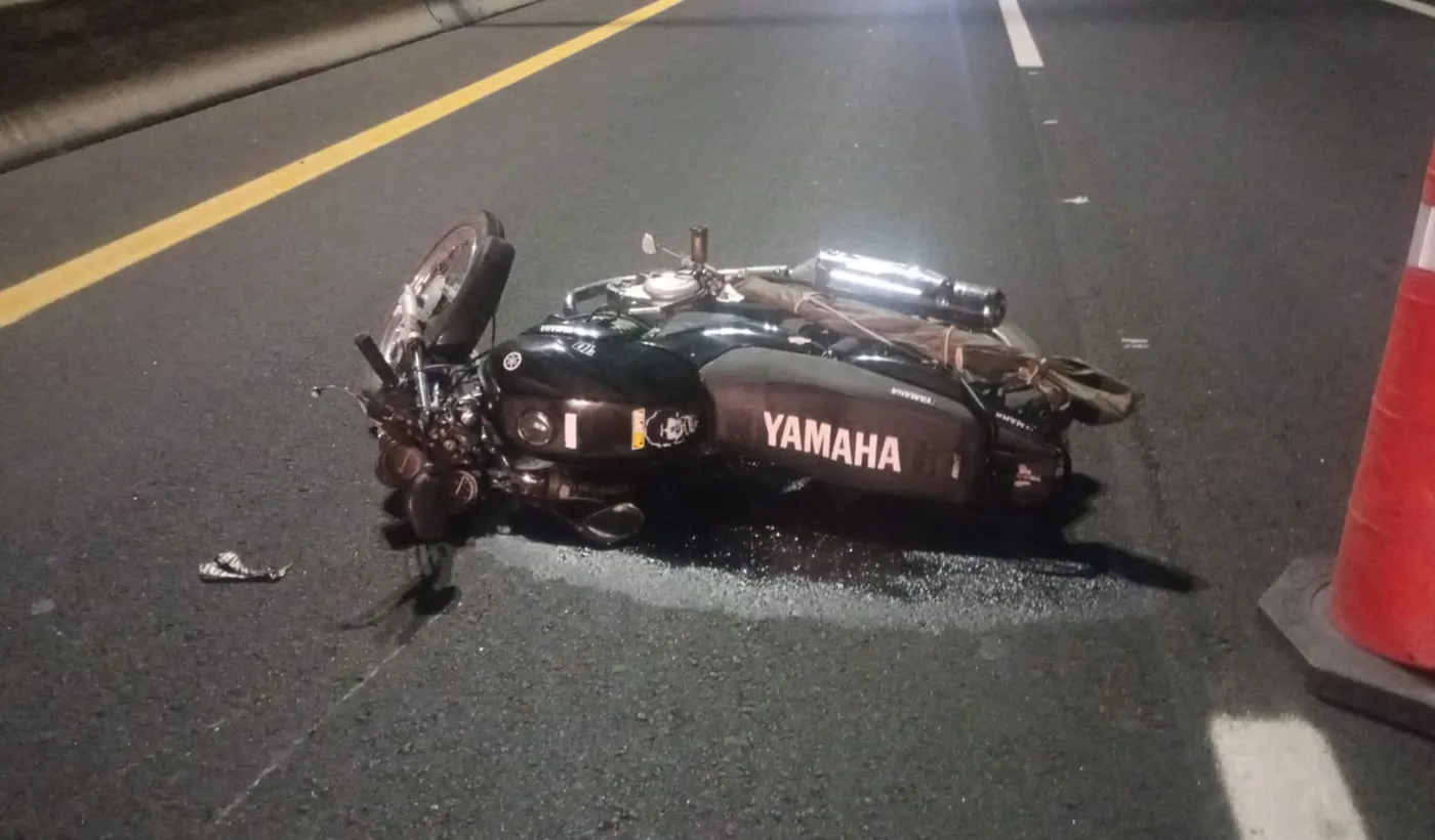 El pasado 8 de marzo, un motociclista perdió la vida tras chocar contra el separador central de la Autopista La Plata-Buenos Aires