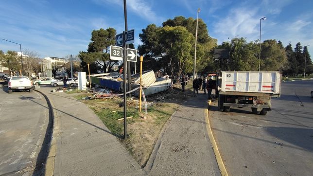 la municipalidad demolio la garita policial de la rotonda de 120 y 32