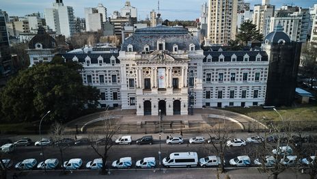 Provincia reabrió las paritarias, ofreció un 2% y los gremios lo rechazaron Provincia reabrió las paritarias, ofreció un 2% y los gremios lo rechazaron