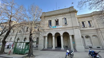 Se negó a retirarse del hospital de Niños tras el horario de visita y quiso agredir a los médicos