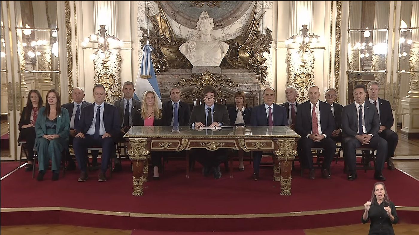 Javier Milei junto a su gabinete durante la cadena nacional