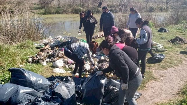 deportistas encabezan una jornada de limpieza en el arroyo el pescado