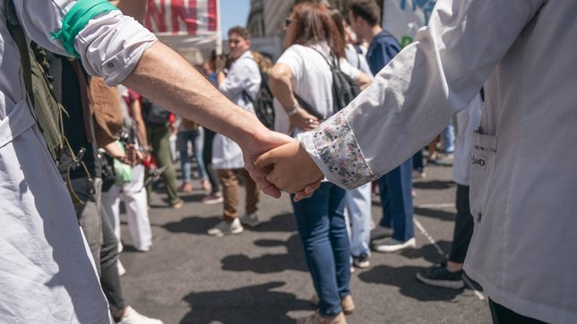 los medicos y trabajadores de los centros de salud se movilizan con una bateria de reclamos