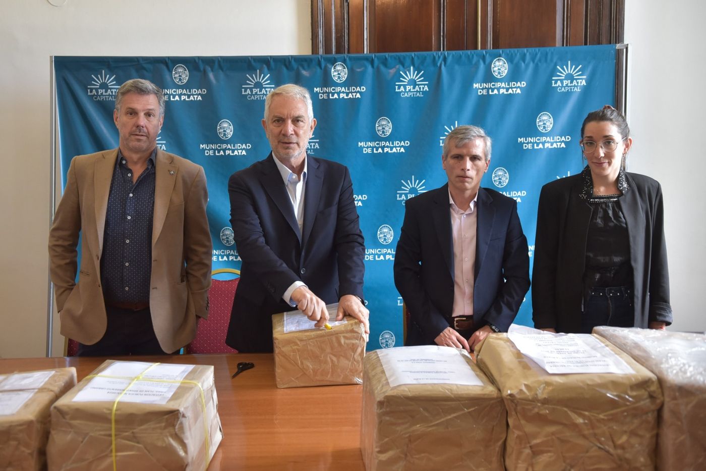 El intendente de La Plata Julio Alak participó de la apertura de sobres para las obras de pavimentación