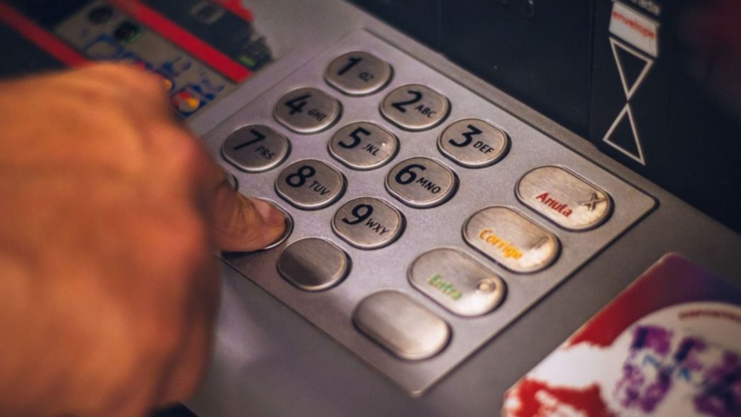 Mudaron los cajeros y la sucursal de un banco ubicado en plena calle 12