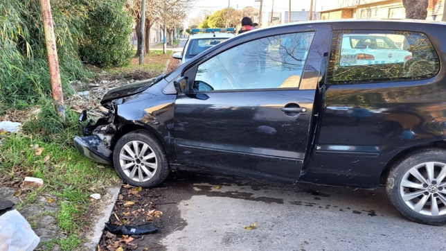 una mujer se quedo dormida, se incrusto contra un poste de luz y se salvo de milagro