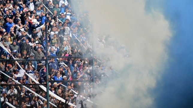 se hizo viral una impactante foto de la hinchada de gimnasia en la llegada de maradona