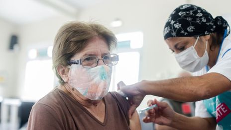 Tercera dosis libre en La Plata: ¿quiénes pueden recibirla desde este jueves?