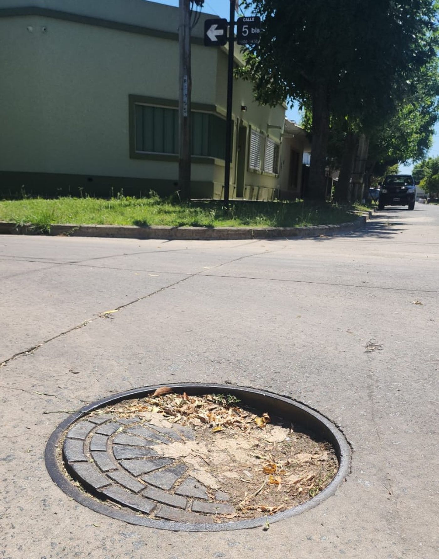 En 5 bis y 517 la tapa está a punto de salirse, y ya presenta un riesgo para circular