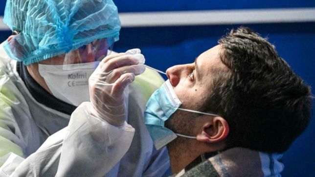 ¿cuantos dias deberan aislarse vacunados con y sin sintomas y no vacunados?