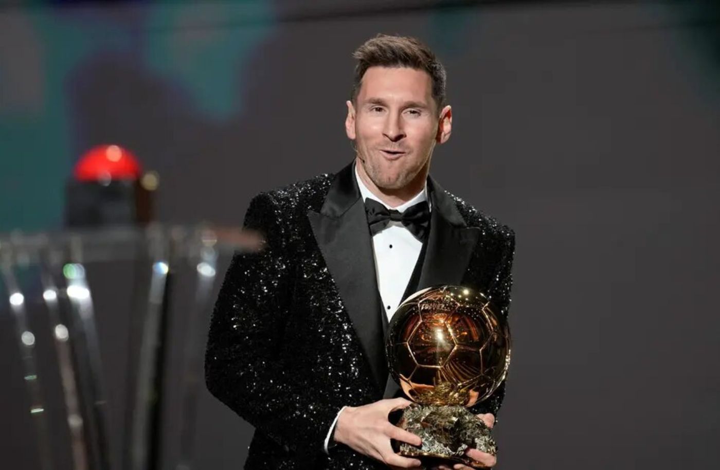 Lionel Messi Balón de Oro.jpg