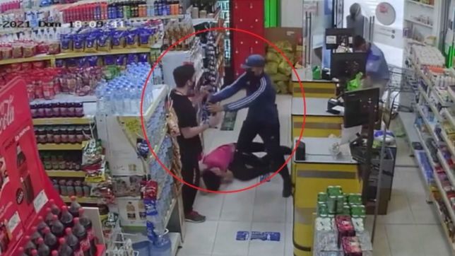 video: hinchas de gimnasia saquearon un comercio y golpearon a los empleados