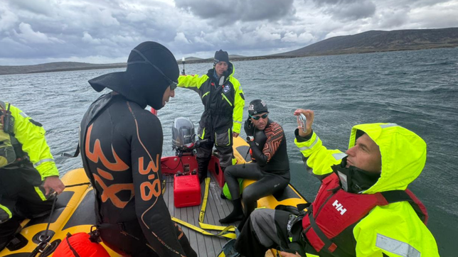 la historica travesia del nadador platense que unio las malvinas a traves del estrecho de san carlos