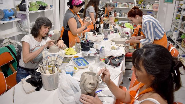 el taller de ceramica en la plata que combina musica, cocina y astrologia
