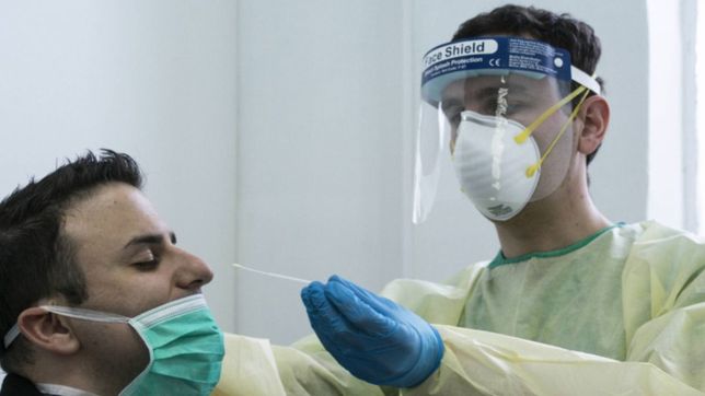 aprueban un ensayo contra el covid-19 en el que los voluntarios se contagiaran a proposito