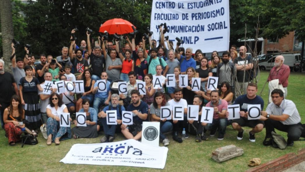 Camarazo: reporteros gráficos platenses se solidarizaron con sus colegas detenidos en CABA