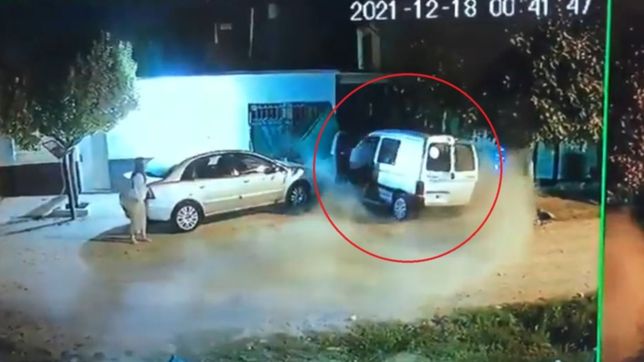 video: robo una camioneta en la plata, choco contra una casa y lo molieron a golpes