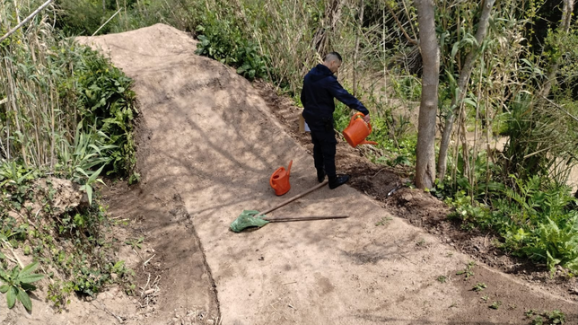 un grupo de personas intento construir un circuito para bicicletas en un area protegida
