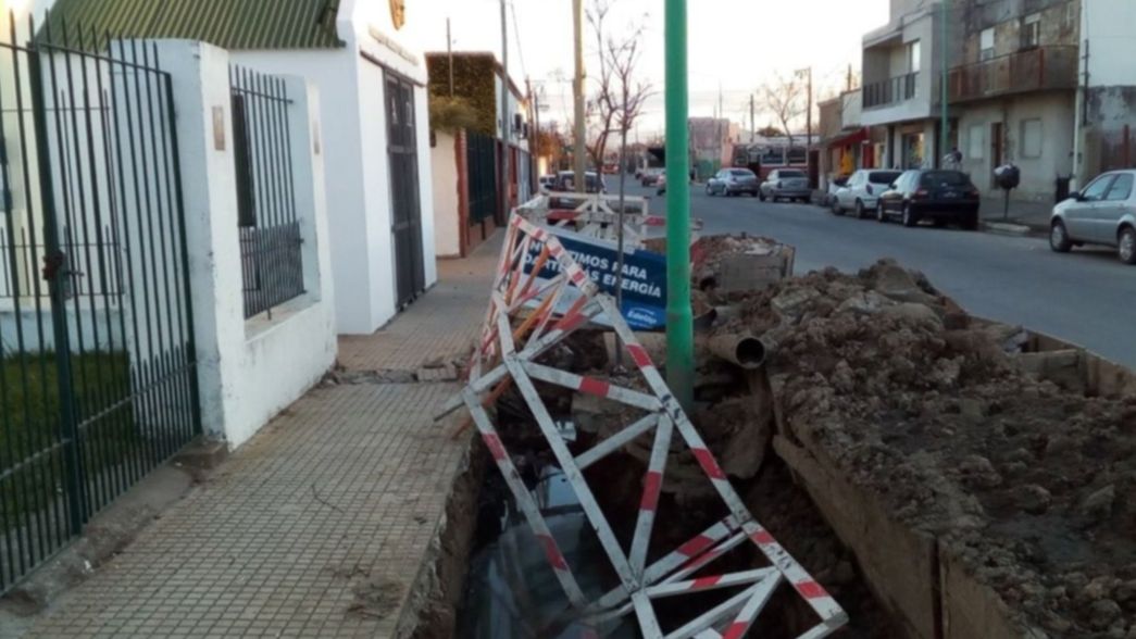 Un cura de Ensenada estalló contra Edelap por un cráter en la puerta de su Iglesia